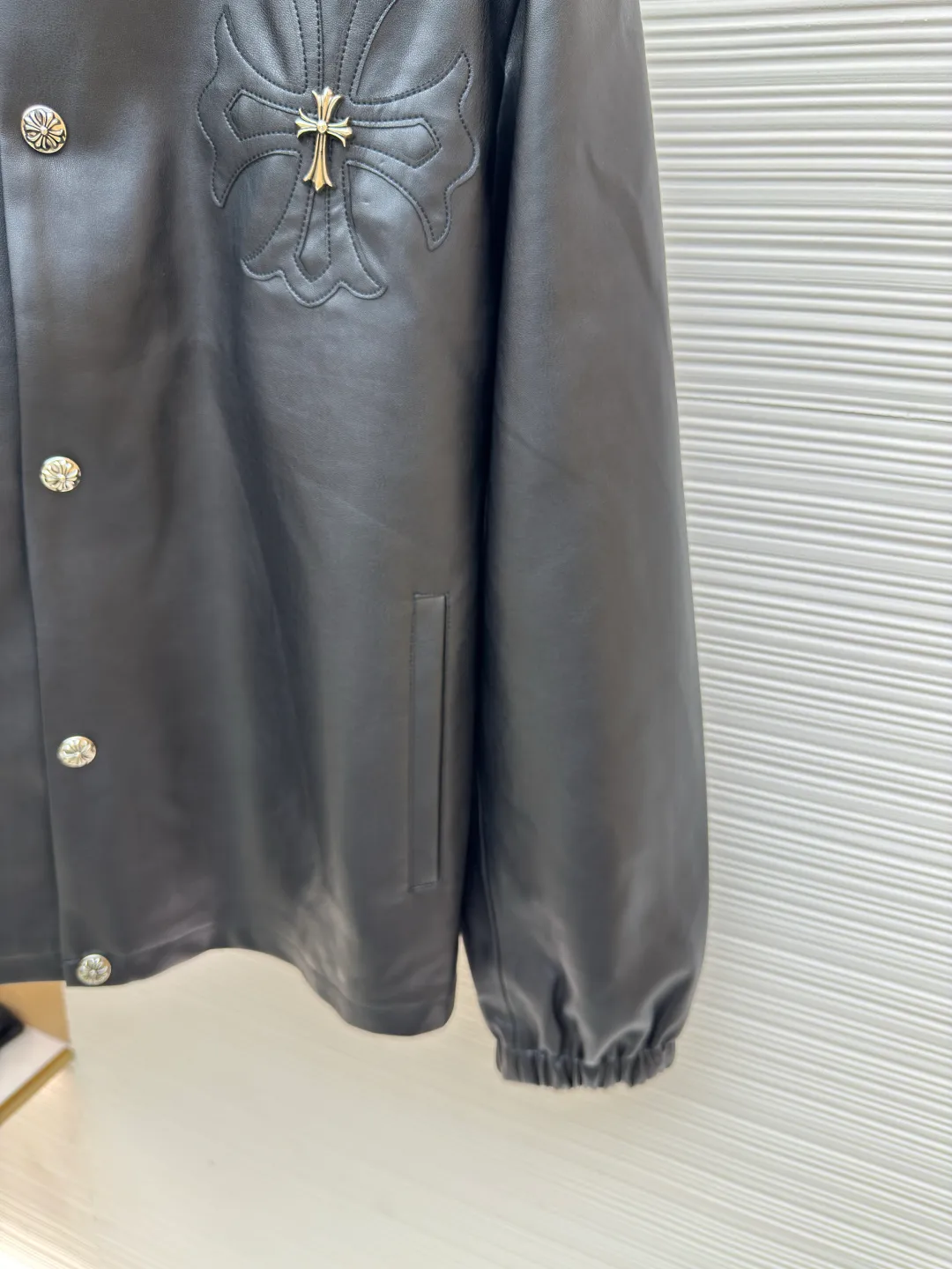 Chrome Hearts Cross Silver Leather Jacket ●Item No.: 1680457-C65 ●Material: black pebbled leather fabric ●Technology: patch embroidery ●Version: loose fit ●Weight: about 875 grams ●Size: S-M-L ●Description: The fabric is custom-woven using black pebbled genuine leather. Customized silk jacquard logo lining. Customized 925 silver cross. Embroidery is processed by TAJIMA machine. Patch embroidery process. Customized leather trademark. Customized leather size. Customized 5.8cm metal logo label. Customized 18mm four-button buckle. Customized 18mm two-button button. Customized accessories. Same style for men and women. Full of street feel. Very good workmanship details. The overall wiring is straight and delicate, the fabric is comfortable and soft, and the color is consistent without color difference. It can be matched with the same style to create a fashionable look and control various occasions. Customized accessories, complete with three standards, same style for men and women!